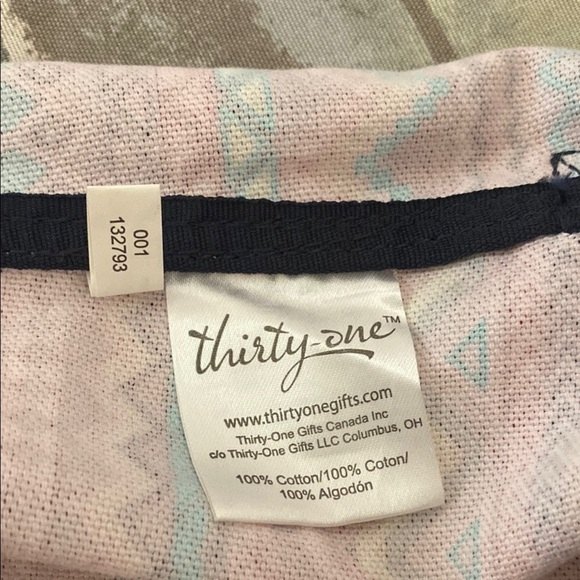 Tribal Patterned Red Tote Bag Retro Metro by Thirty-one All things are Possible - Picture 8 of 10